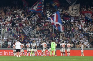 Le joueurs du FC Bale saluent les supporters lors de la rencontre du championnat de football de Super League entre le FC Sion et le FC Bale ce samedi, 31 aout 2024 au stade de Tourbillon a Sion. (KEYSTONE/Cyril Zingaro)